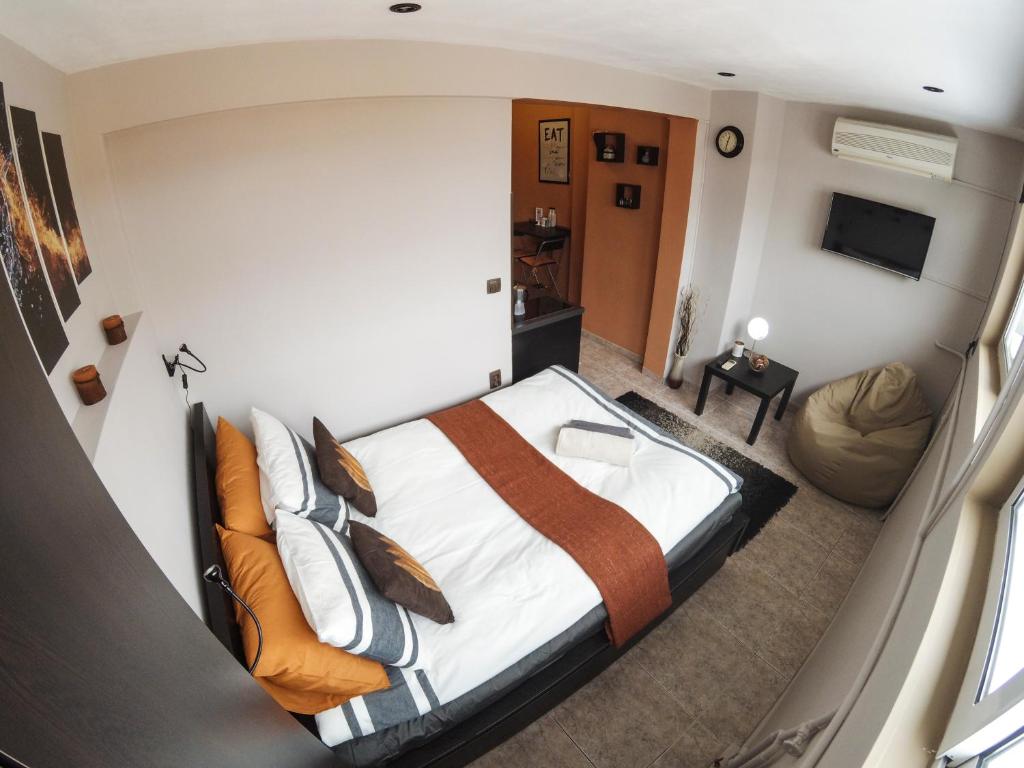 een slaapkamer met een groot bed in een kamer bij Studio 5 Corners in Sofia