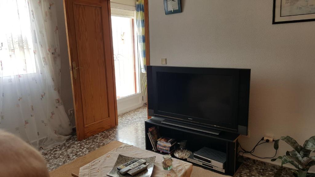 A television and/or entertainment centre at Casa de los amigos