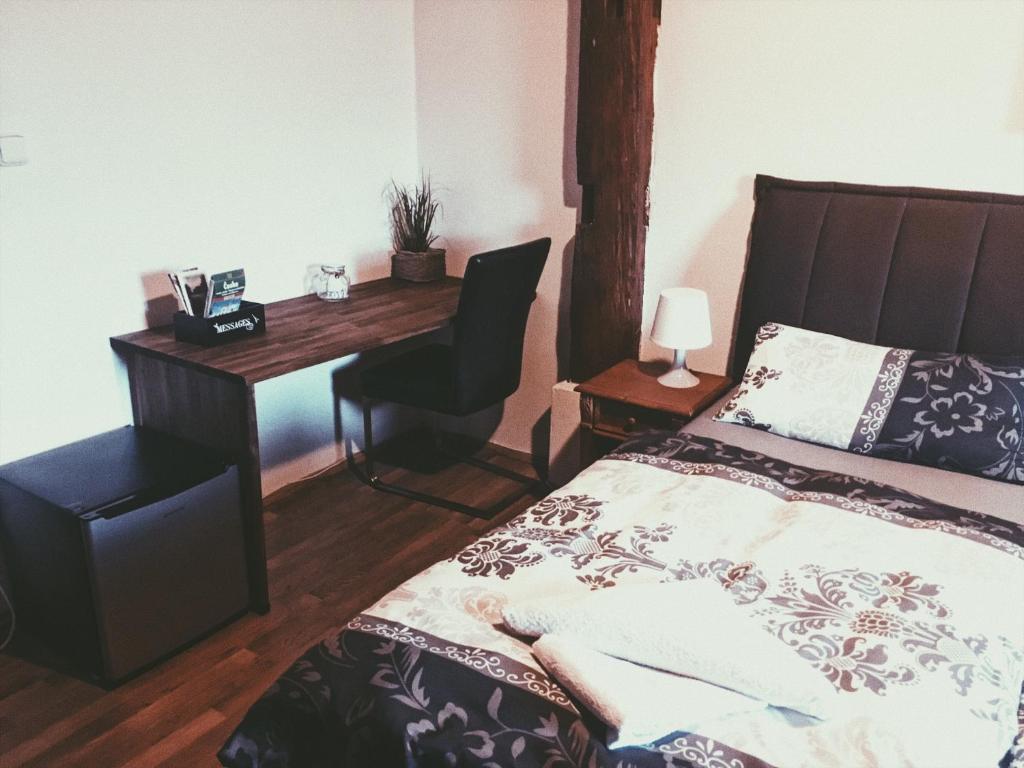 Postel nebo postele na pokoji v ubytování Hotel Sokolský Dům