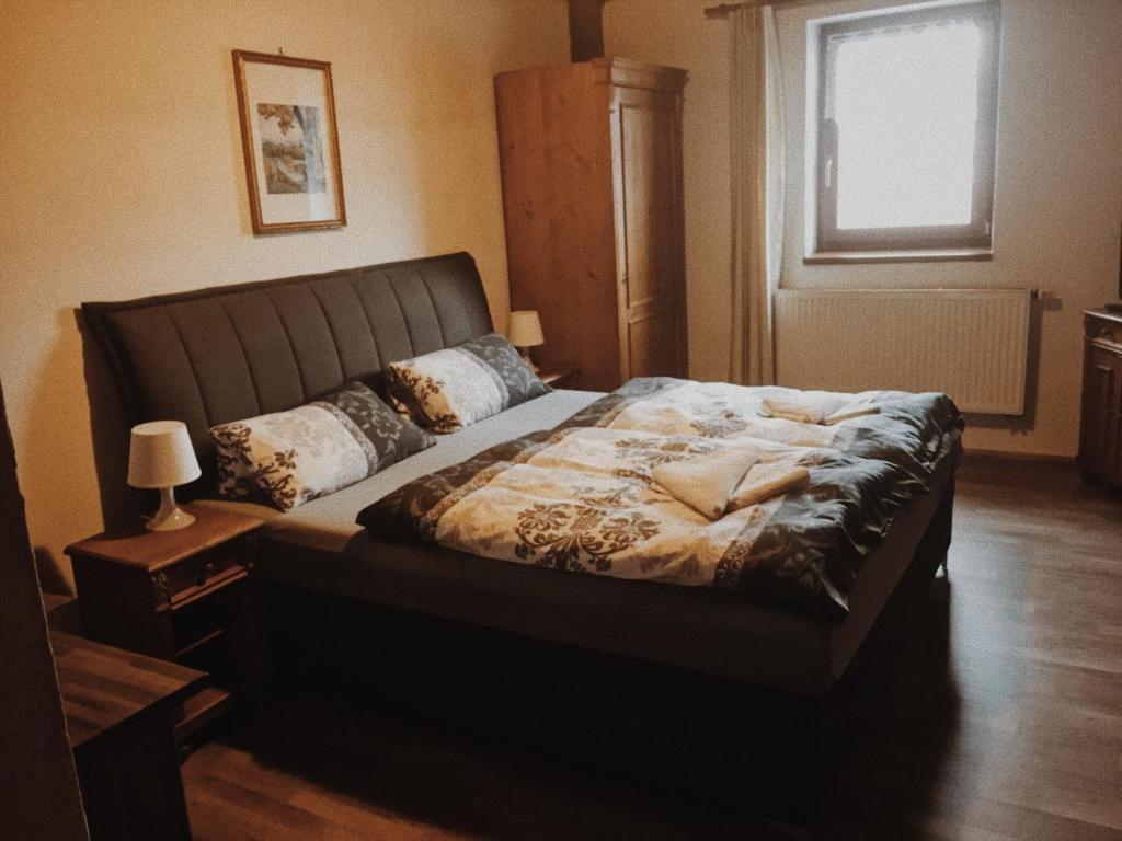 Postel nebo postele na pokoji v ubytování Hotel Sokolský Dům