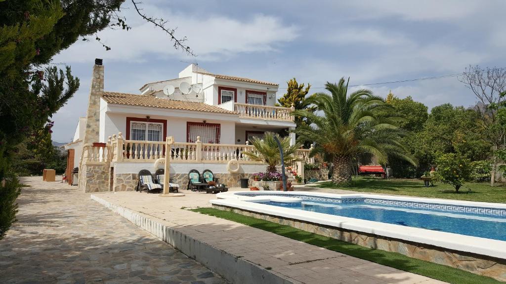 una casa con una piscina di fronte di Casa de los amigos a Busot