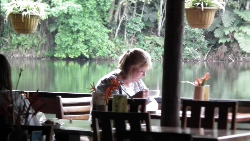 Výhled na řeku, která protéká v blízkosti rezortu