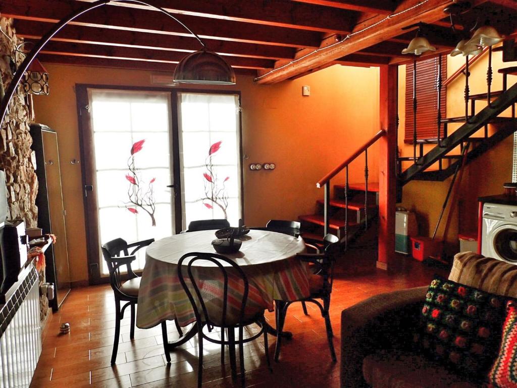 - une salle à manger avec une table et des chaises dans l'établissement El Requexu de Cervera, à Cervera