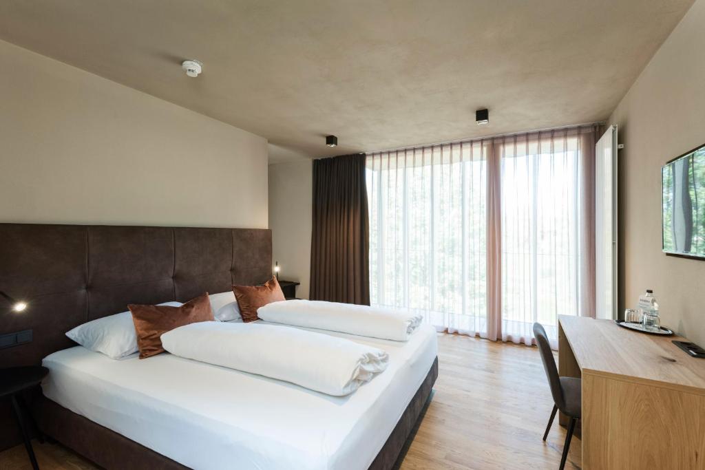 Postel nebo postele na pokoji v ubytování Ellgass Allgäu Hotel