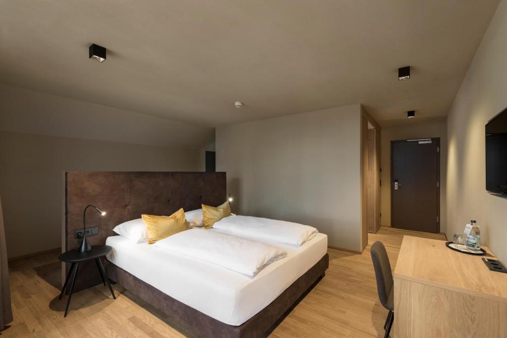 Postel nebo postele na pokoji v ubytování Ellgass Allgäu Hotel