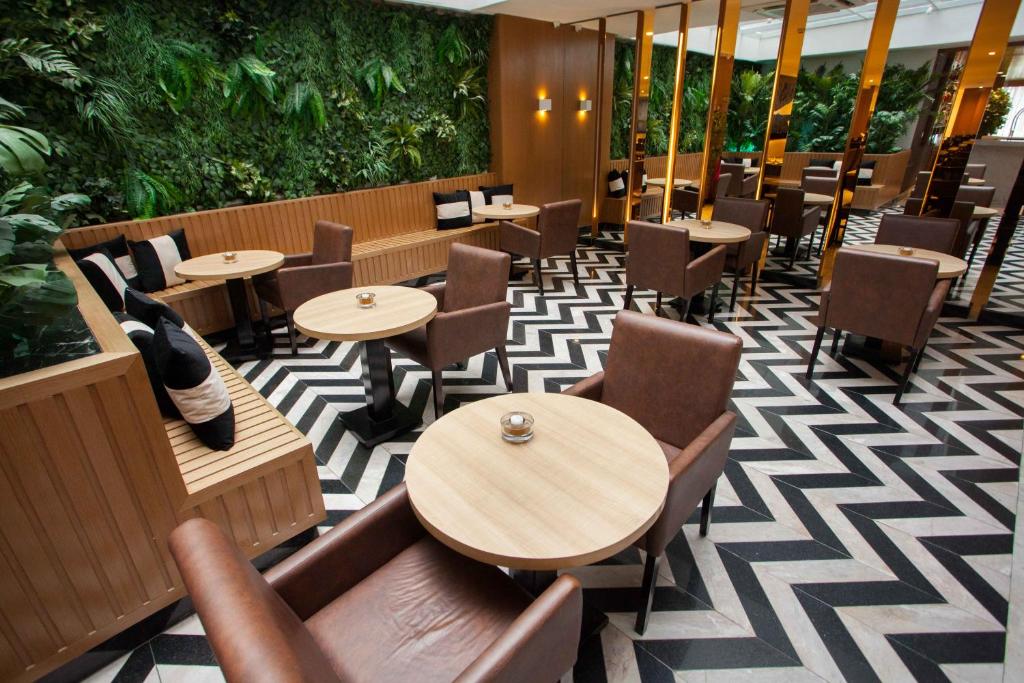  Royal Regency Palace Hotel