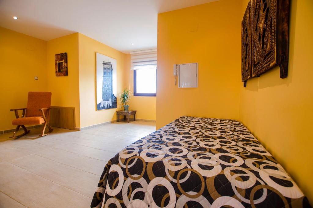 A bed or beds in a room at Casa Rural El Coscojar