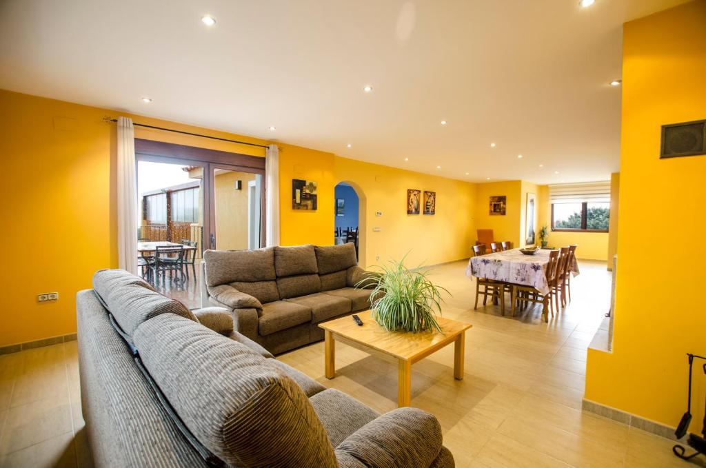 A seating area at Casa Rural El Coscojar