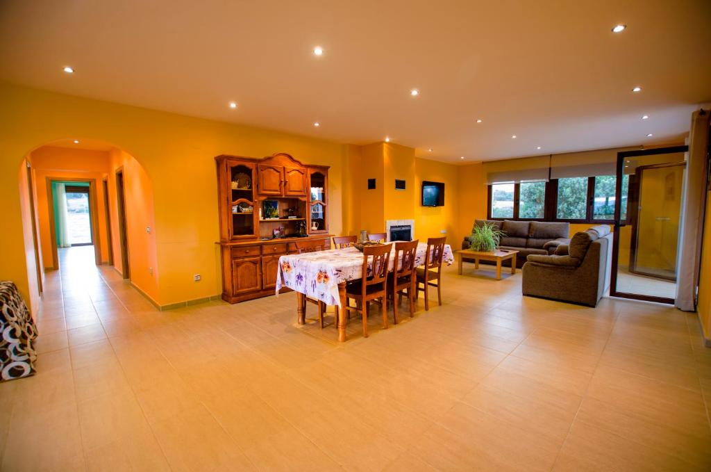 A seating area at Casa Rural El Coscojar
