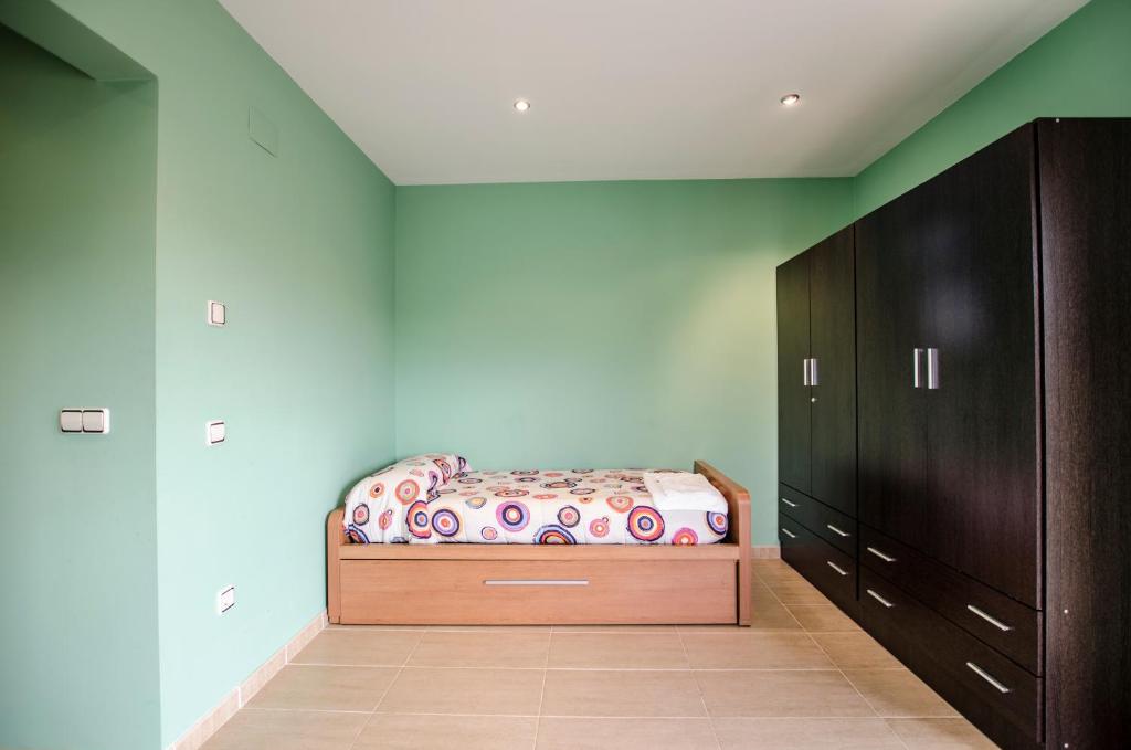 A bed or beds in a room at Casa Rural El Coscojar