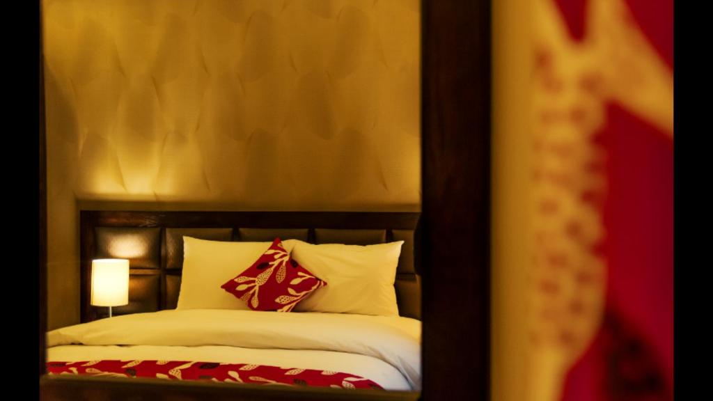 Een bed of bedden in een kamer bij Shams Alweibdeh Hotel Apartments