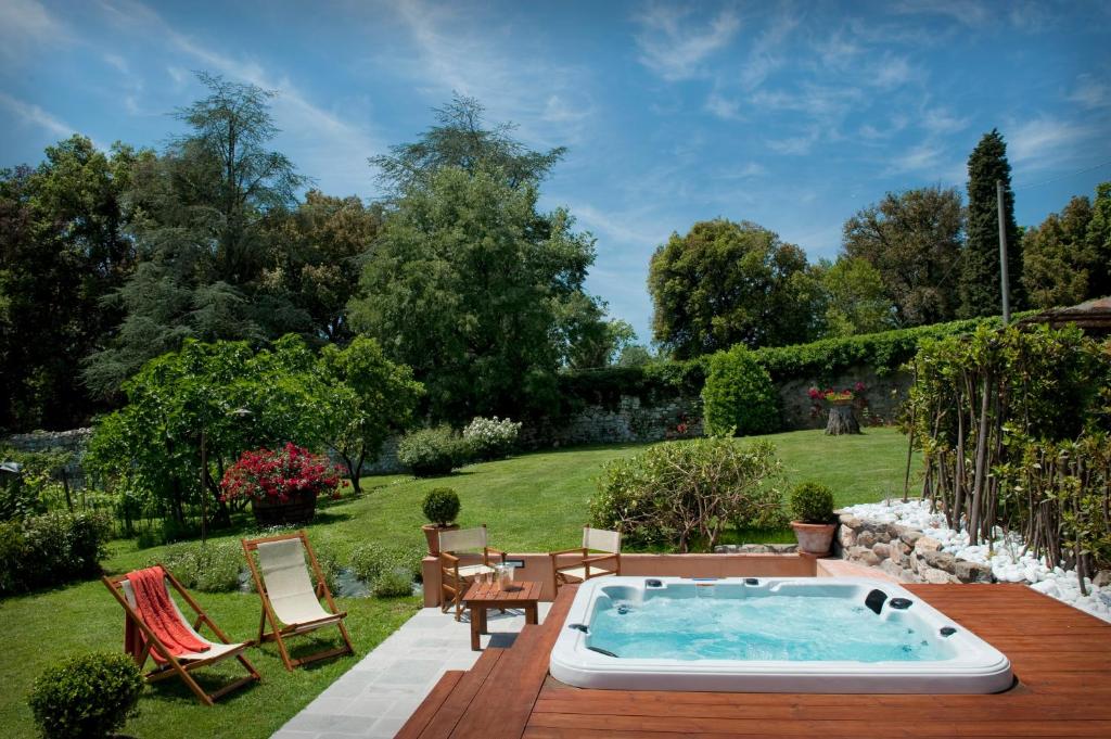 una bañera de hidromasaje en medio de un patio en La Chiusa di Nanni, en Piaggiori