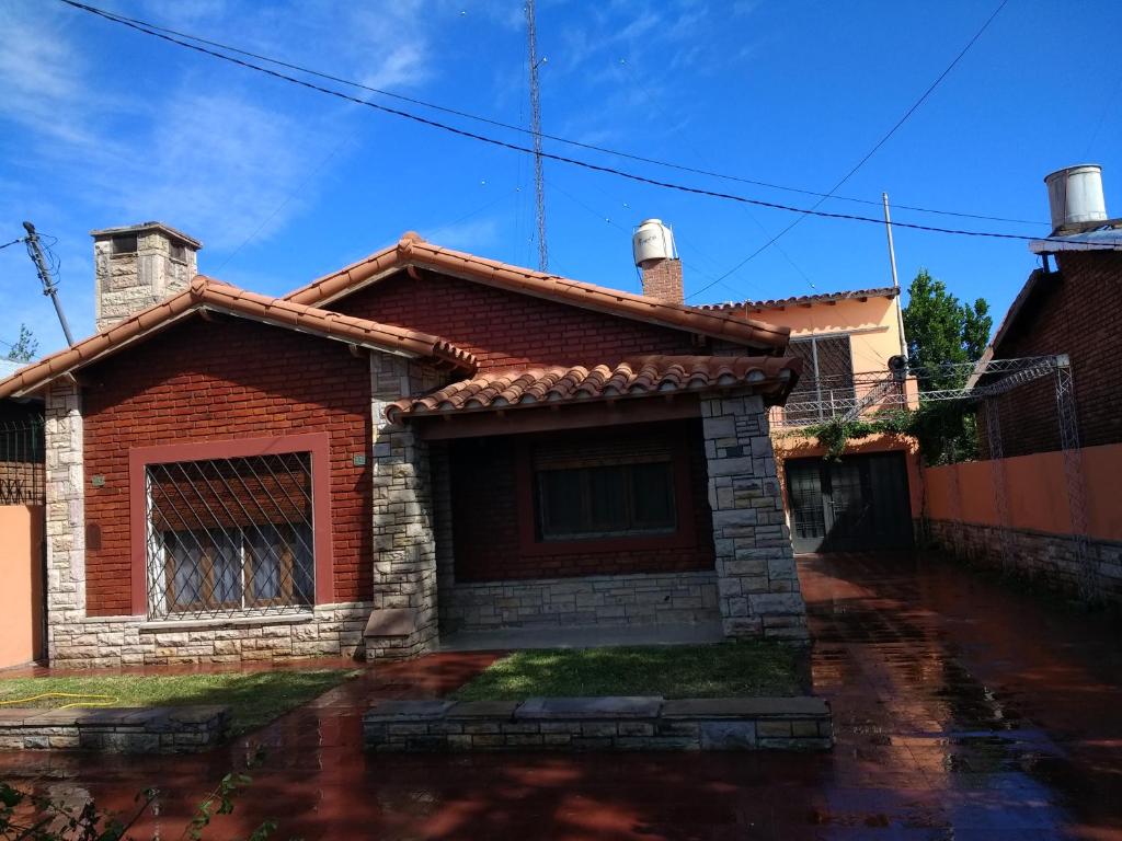 una casa de ladrillo rojo en Casa Familiar en San Rafael