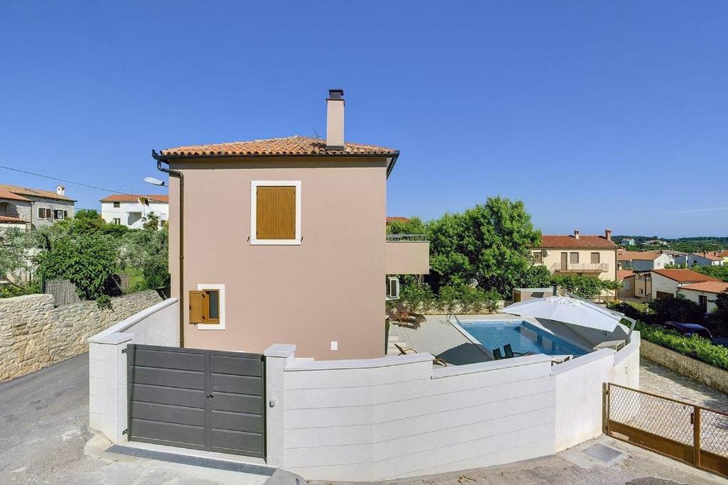Bazén v ubytování Holiday Home Miceli nebo v jeho okolí