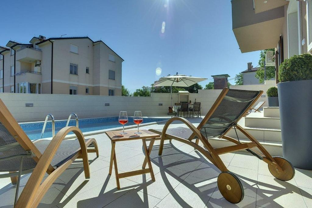 Bazén v ubytování Holiday Home Miceli nebo v jeho okolí