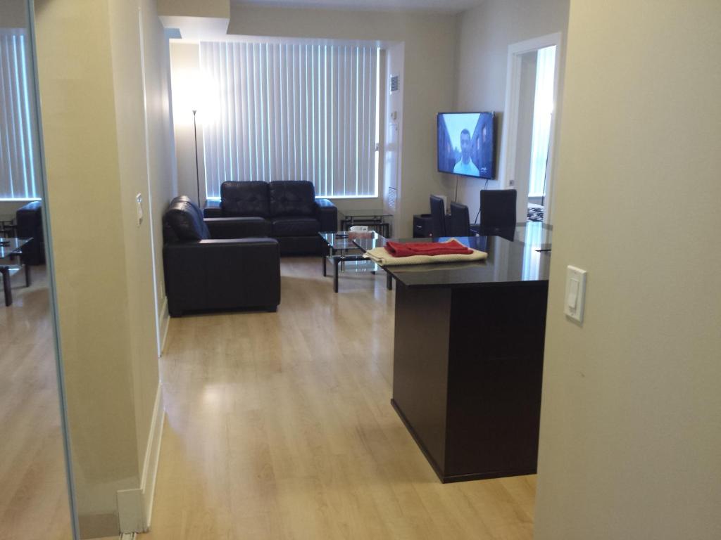 uma sala de estar com um sofá e uma mesa em BEST LOCATION/SPECTACULAR VIEW 2 BEDROOMS FURNISHED CONDO S/L RENT em Mississauga