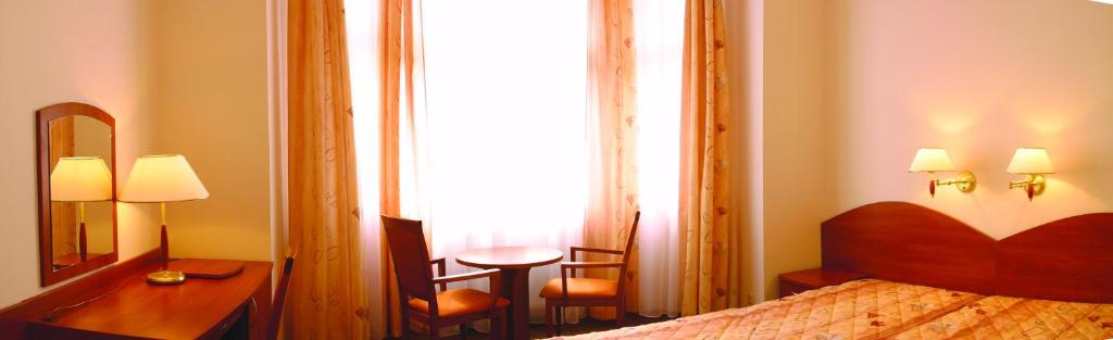 波茲南的住宿－Nasz Klub - Pokoje Gościnne，一间卧室配有一张床、一张书桌和一面镜子