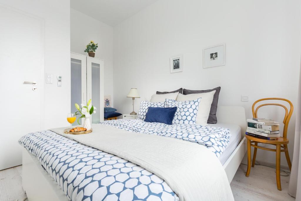 Palm Aparts Warsaw - Deluxe One-Bedroom Apartment