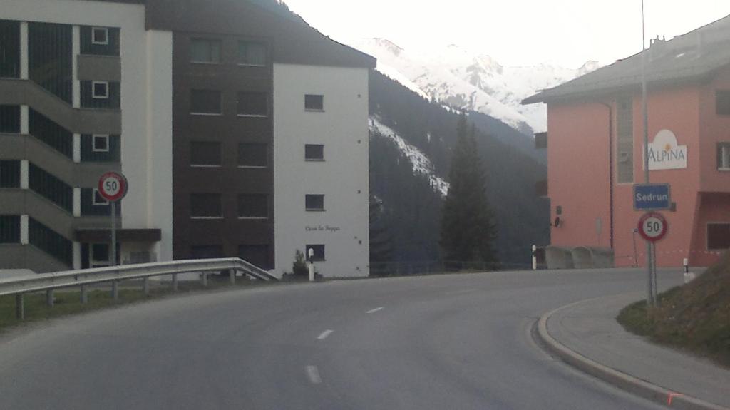 una calle vacía con edificios y una montaña en Casa La Foppa 28, en Sedrun