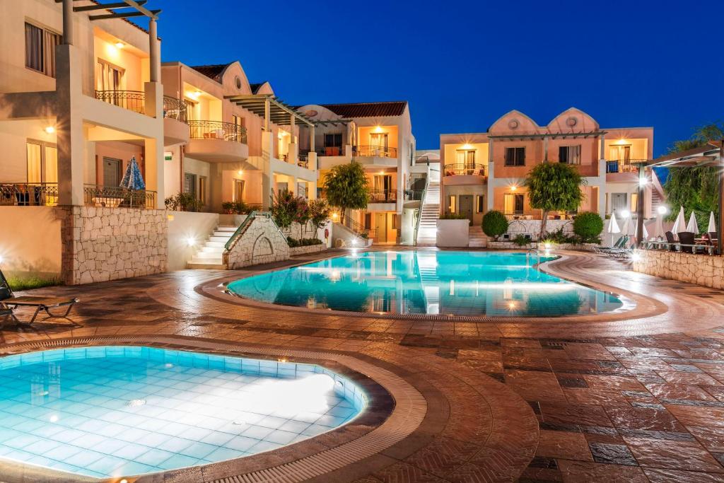 Bazén v ubytovaní Lotus Hotel Apartments alebo v jeho blízkosti