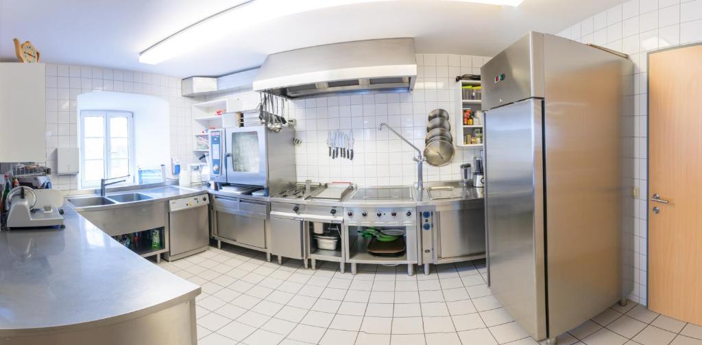 Kuchyň nebo kuchyňský kout v ubytování Jugendgästehaus Ulrichsberg