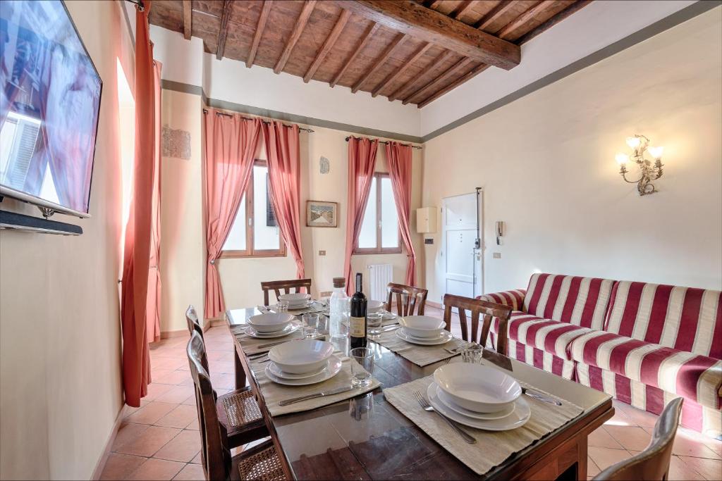 jadalnia ze stołem i kanapą w obiekcie Central Strozzi we Florencji