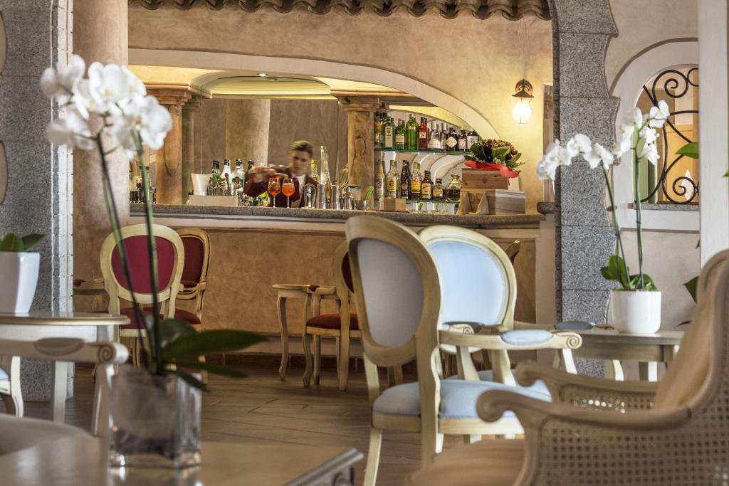 Nápoje v ubytování COLONNA RESORT, a Colonna Luxury Beach Hotel, Porto Cervo