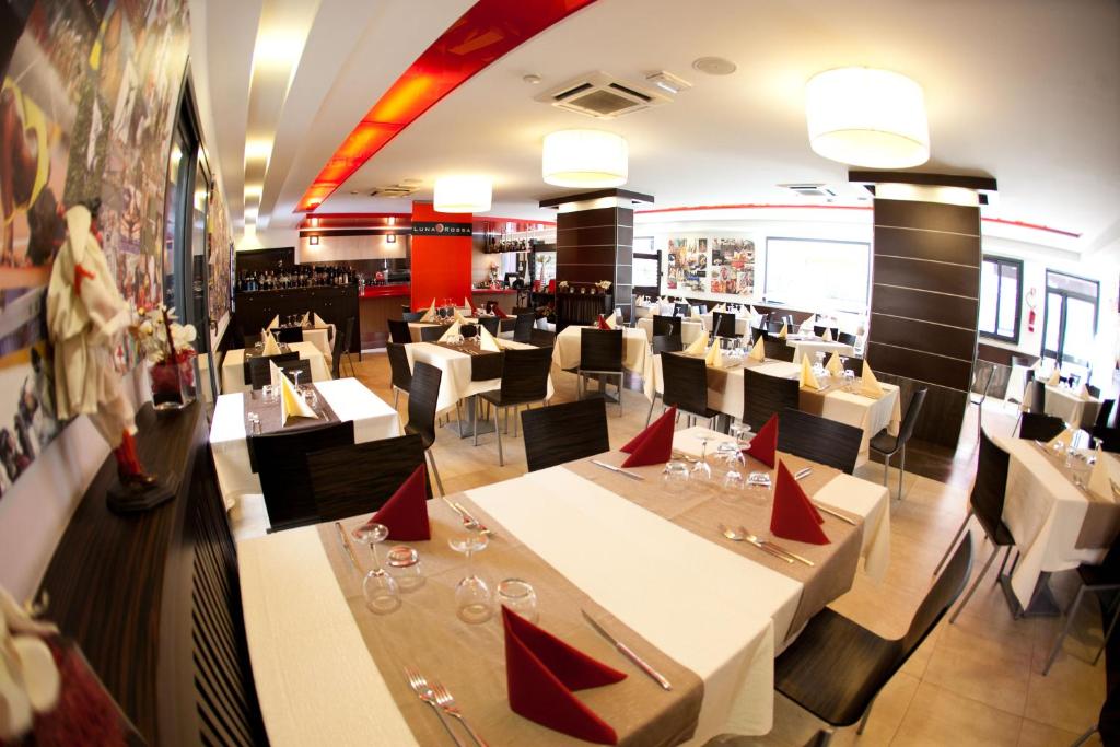 A restaurant or other place to eat at Rama Palace Hotel