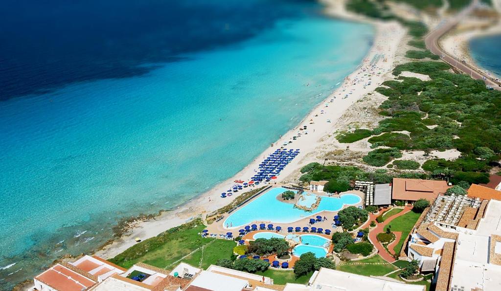 una vista aerea su una spiaggia e sull'oceano di COLONNA GRAND HOTEL CAPO TESTA, a Colonna Luxury Beach Hotel, Santa Teresa Sardegna a Santa Teresa di Gallura