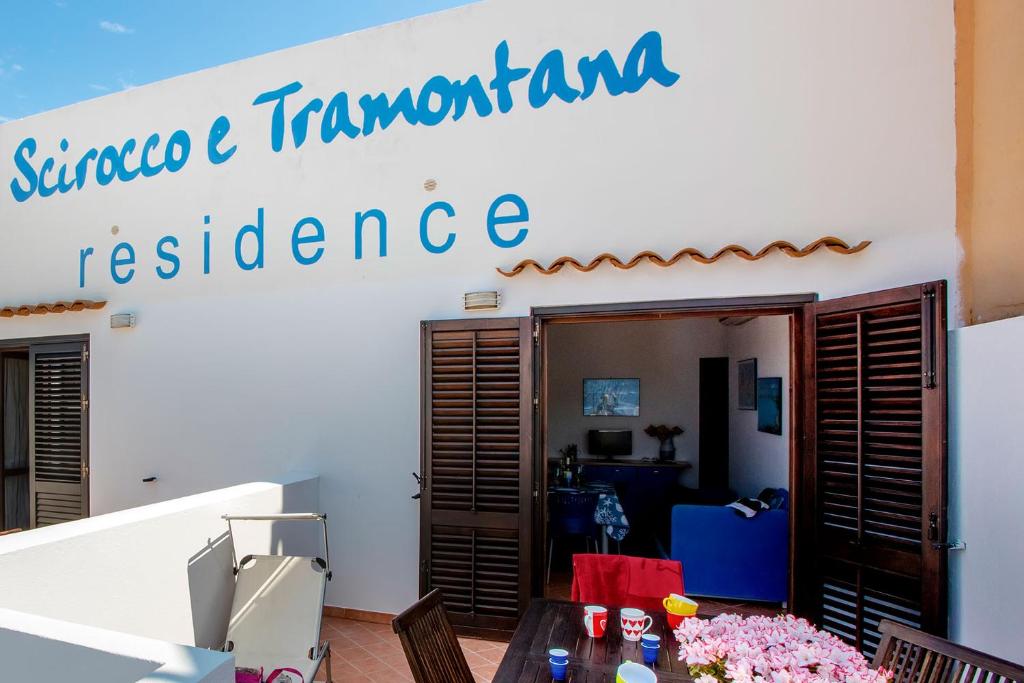 a sign on a wall that reads service and transportation resistance at Residence Scirocco e Tramontana in Favignana