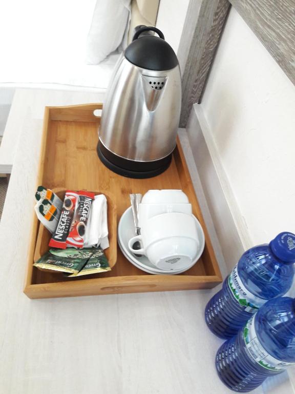 Příslušenství pro přípravu čaje a kávy v ubytování Hotel Green Glass