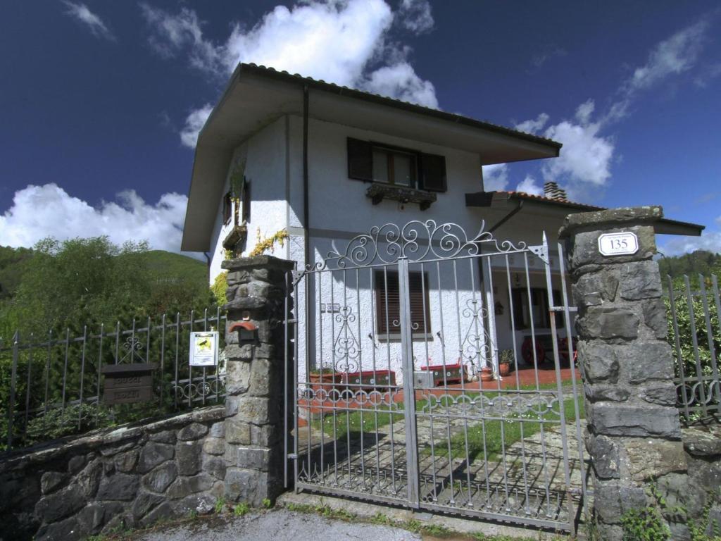 una casa blanca con una puerta delante de ella en Belvilla by OYO Il Cerro, en Maresca