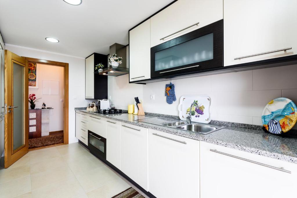 Kuchyň nebo kuchyňský kout v ubytování WHome | Ericeira Luxury Apartment
