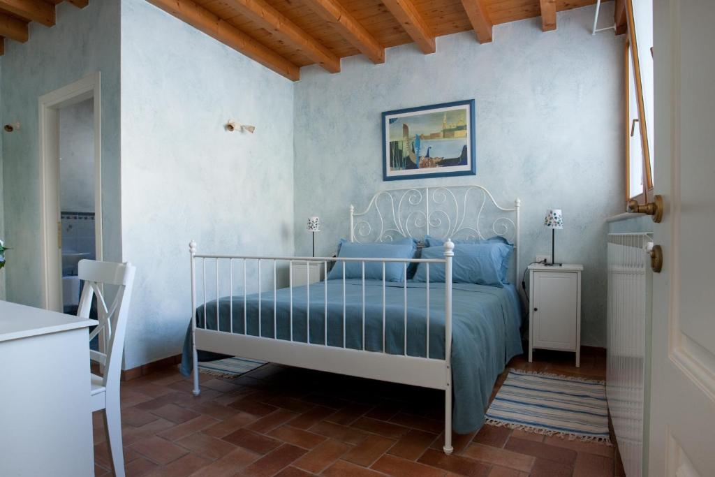 una camera con un letto in una stanza con pareti blu di Bed & Breakfast Carpe Diem a Solferino