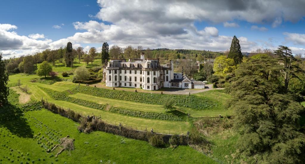 una vista aérea de una casa grande en un campo en Gartmore House Bed & Breakfast en Aberfoyle