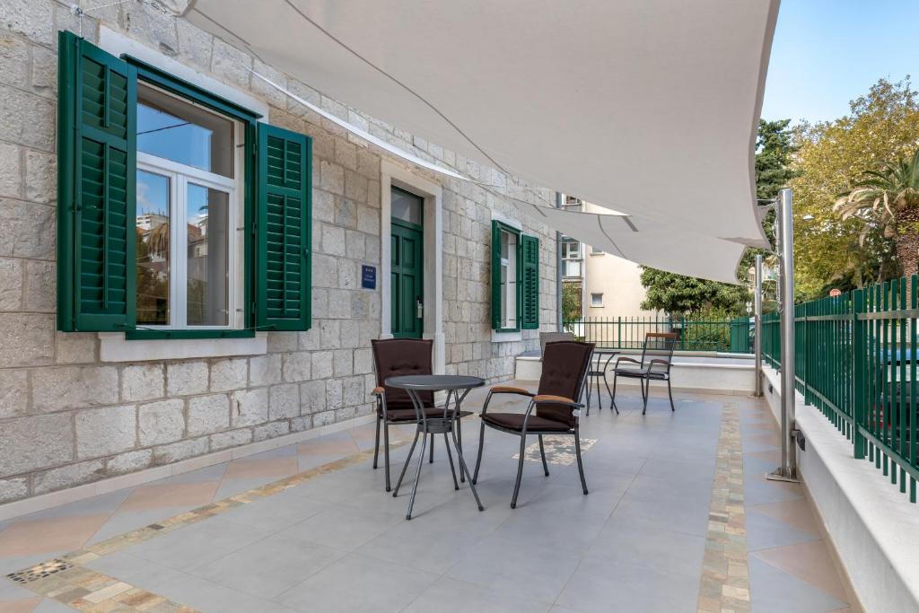 een patio met stoelen en een tafel in een gebouw bij Studio apartment Džapo in Split