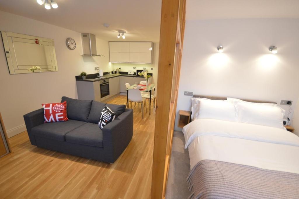Cet appartement comprend une chambre avec un lit et un canapé ainsi qu'une cuisine. dans l'établissement 4A Soho Studios 4th floor by Indigo Flats, à Londres