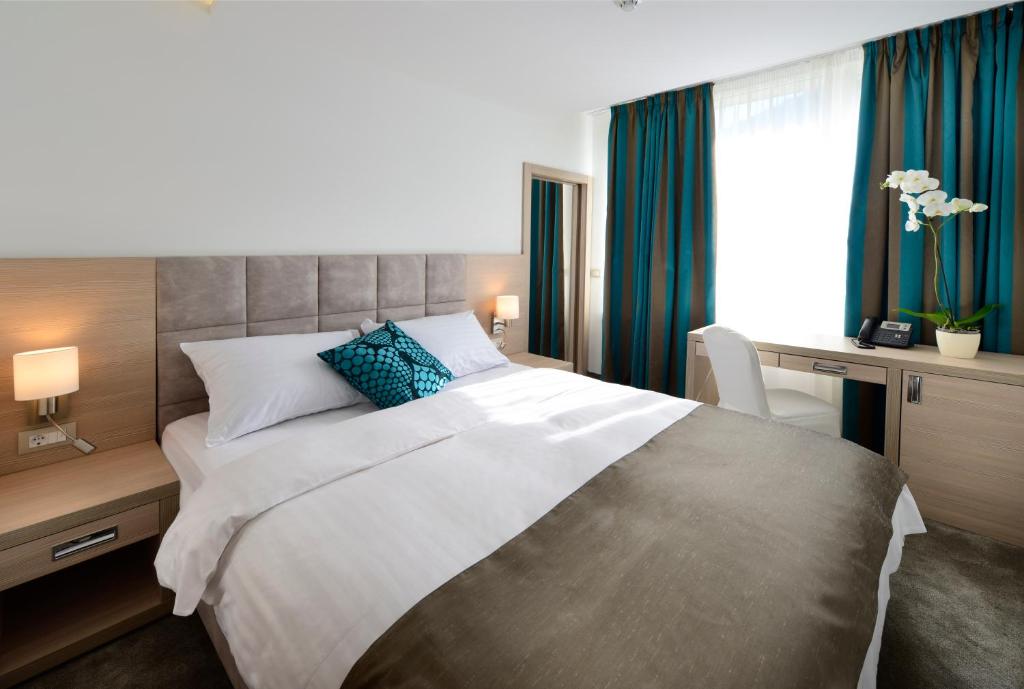 Postel nebo postele na pokoji v ubytování Grand Hotel Adriatic II