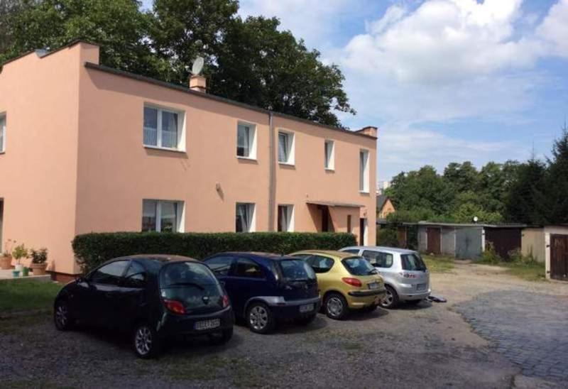 un grupo de autos estacionados frente a una casa en Ferienhaus Mockritz en Dresden