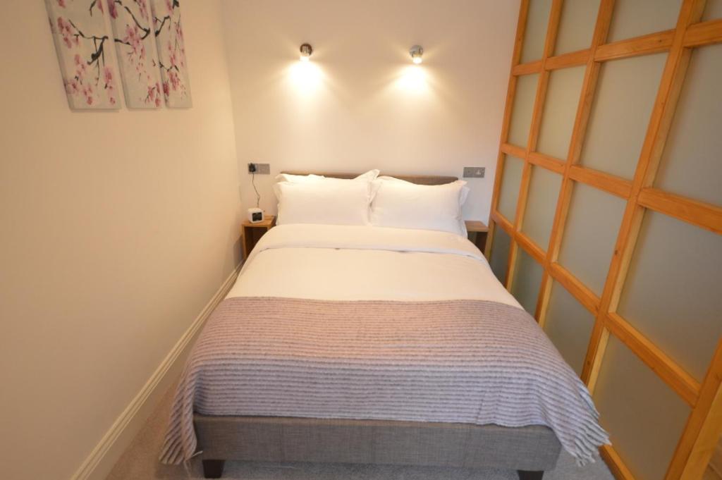 Bett in einem kleinen Zimmer mit in der Unterkunft 4B Soho Studios 4th floor by Indigo Flats in London