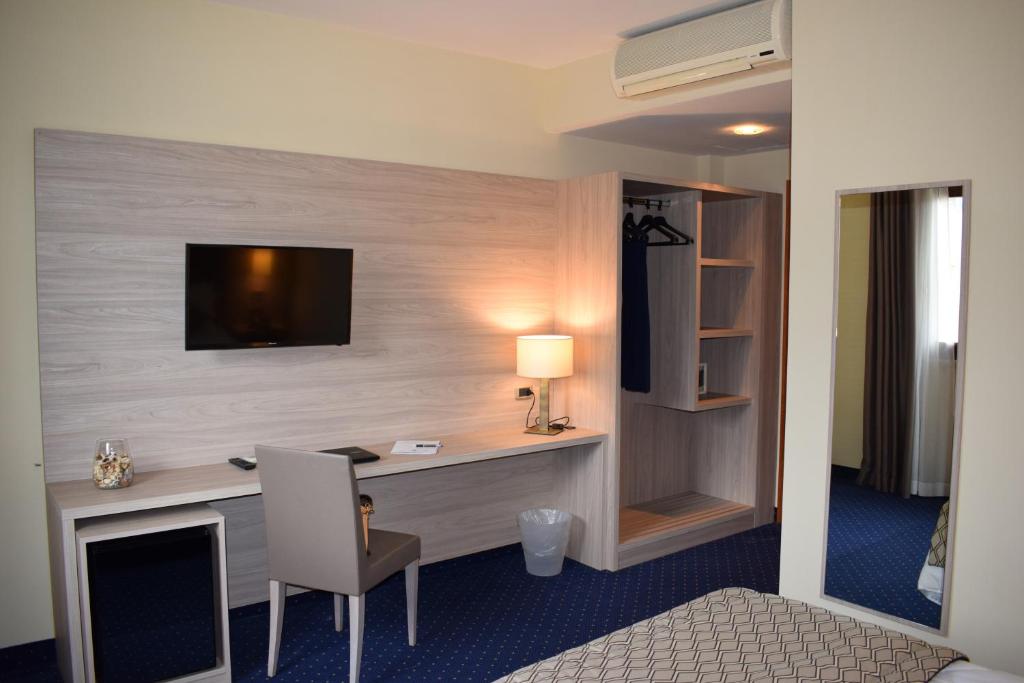 TV a/nebo společenská místnost v ubytování Roma Domus Hotel