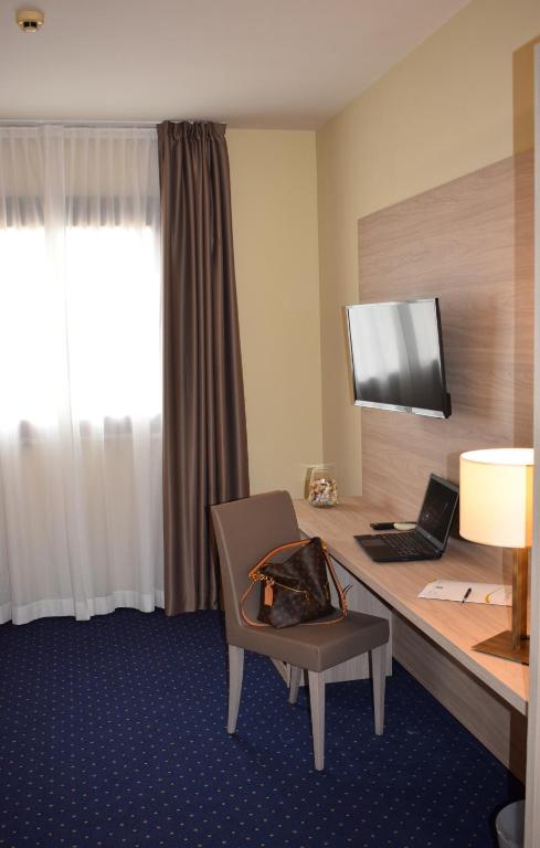 TV a/nebo společenská místnost v ubytování Roma Domus Hotel