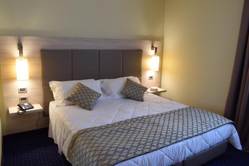Postel nebo postele na pokoji v ubytování Roma Domus Hotel