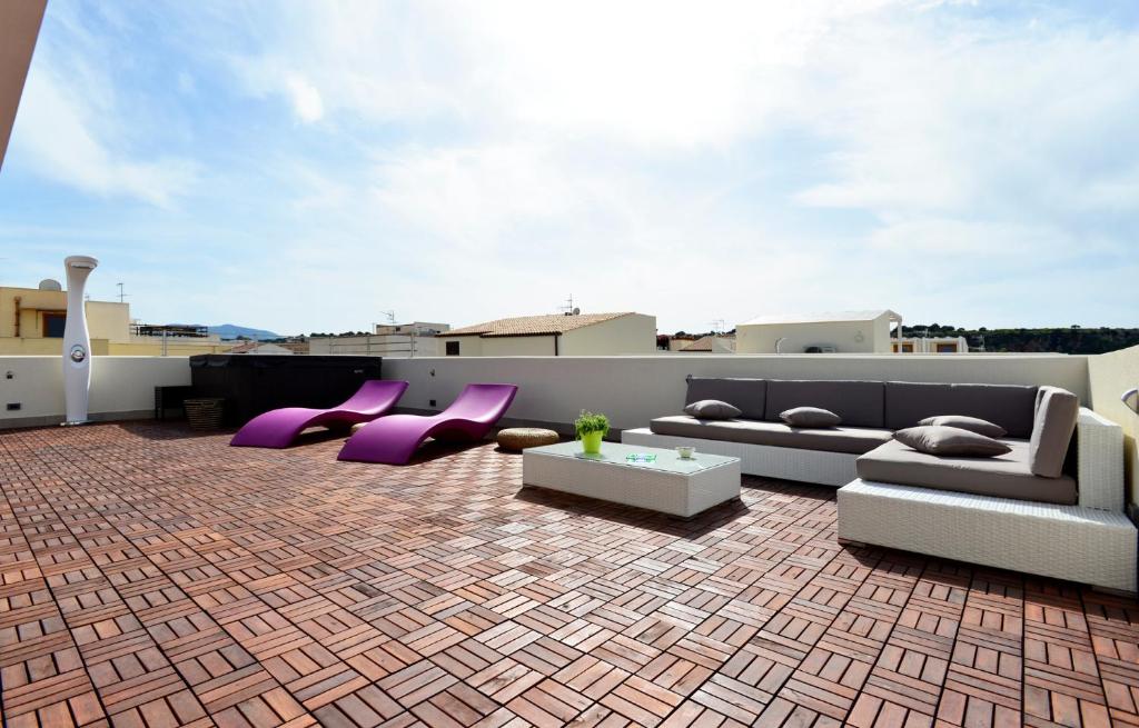 サン・ヴィート・ロ・カーポにあるMira7のパティオ(紫色の椅子、屋上のソファ付)