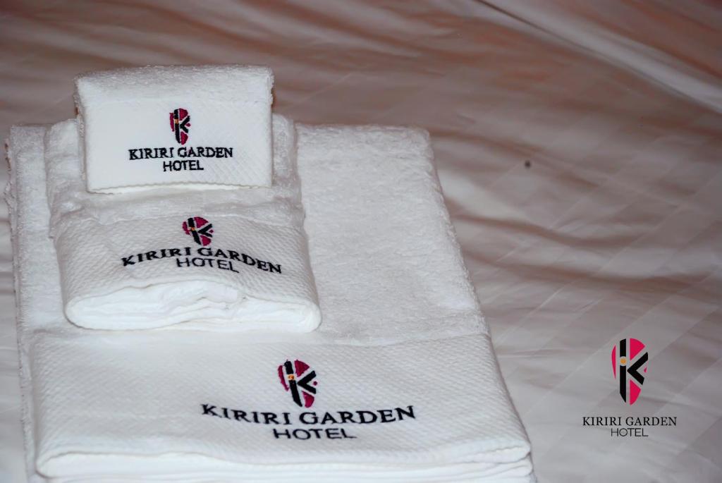 Kiriri Garden Hotelに飾ってある許可証、賞状、看板またはその他の書類