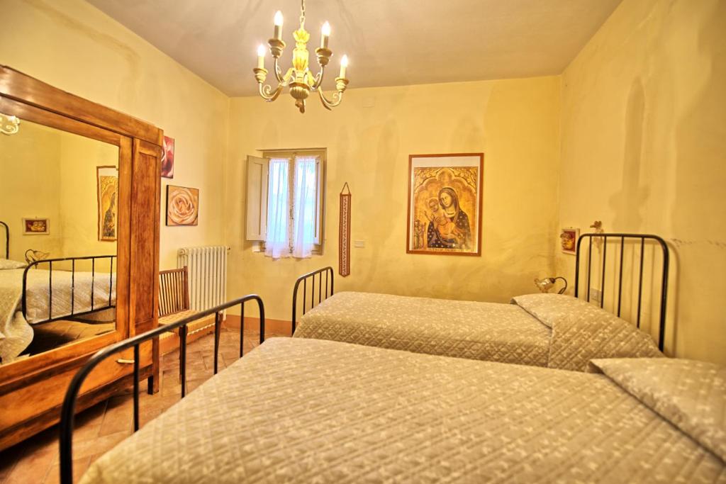 Łóżko lub łóżka w pokoju w obiekcie Vittoriana near San Gimignano by PosarelliVillas