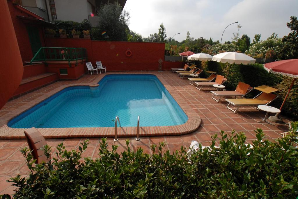 Bazén v ubytování Hotel La Querceta nebo v jeho okolí