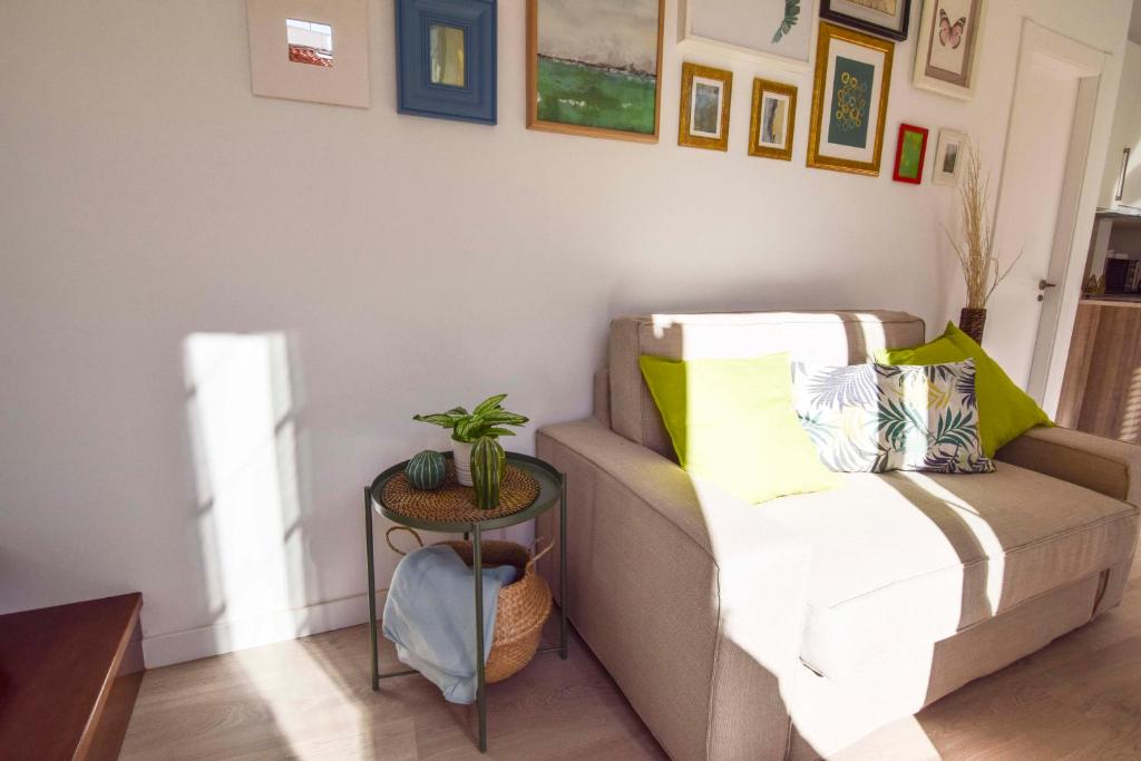 A seating area at Letmalaga Comedy