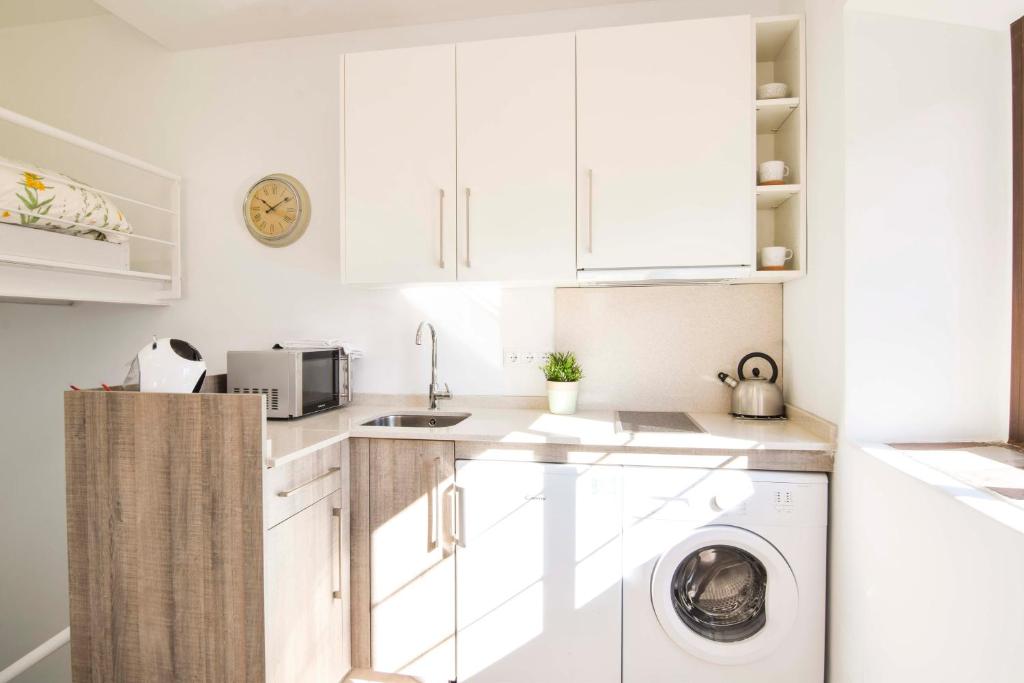 A kitchen or kitchenette at Letmalaga Comedy