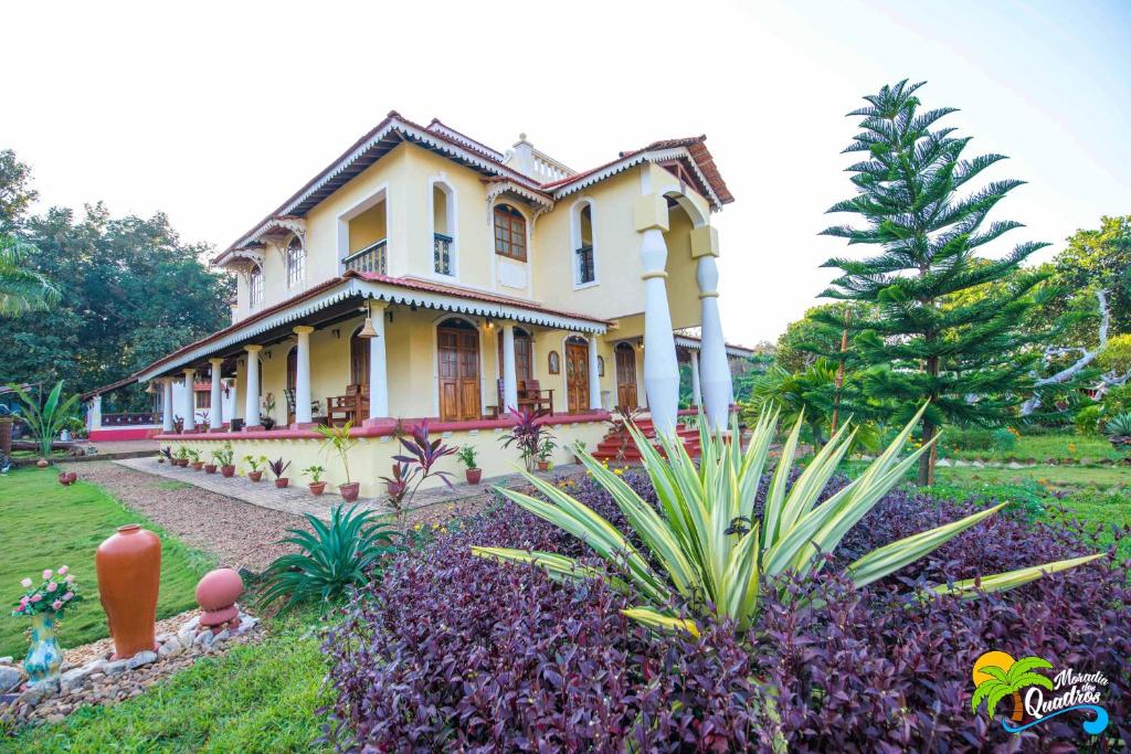 Una casa grande con un jardín enfrente. en Moradia dos Quadros, en Divar